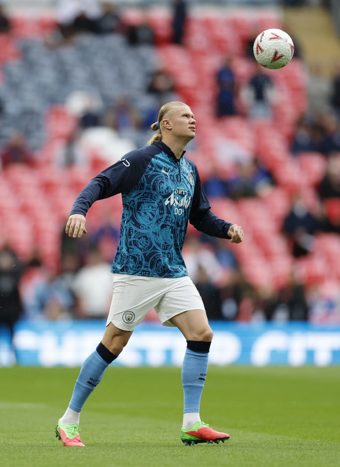Cầu thủ Man City ra sân khởi động. (Ảnh: Reuters)
