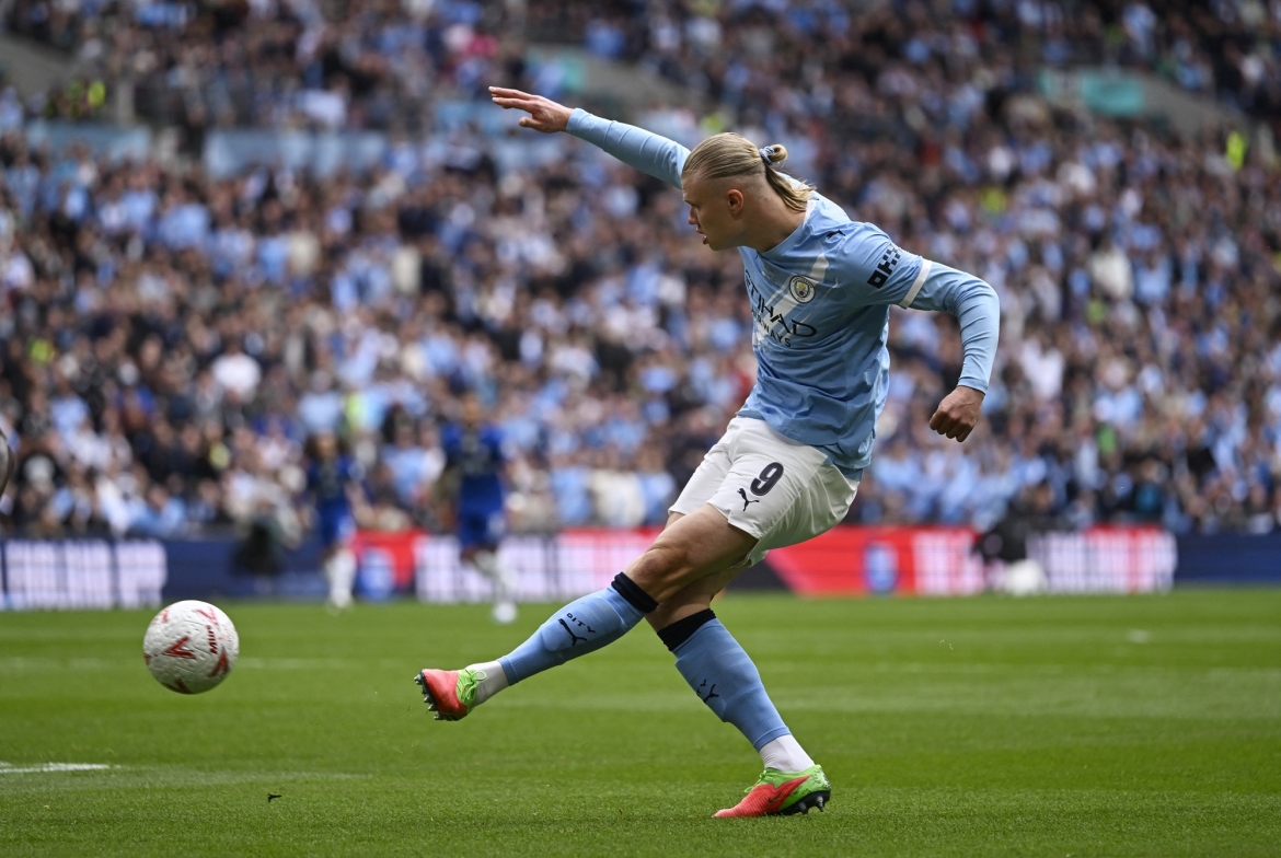 Haaland sút tung lưới Chelsea nhưng không được công nhận bàn thắng. (Ảnh: Reuters)