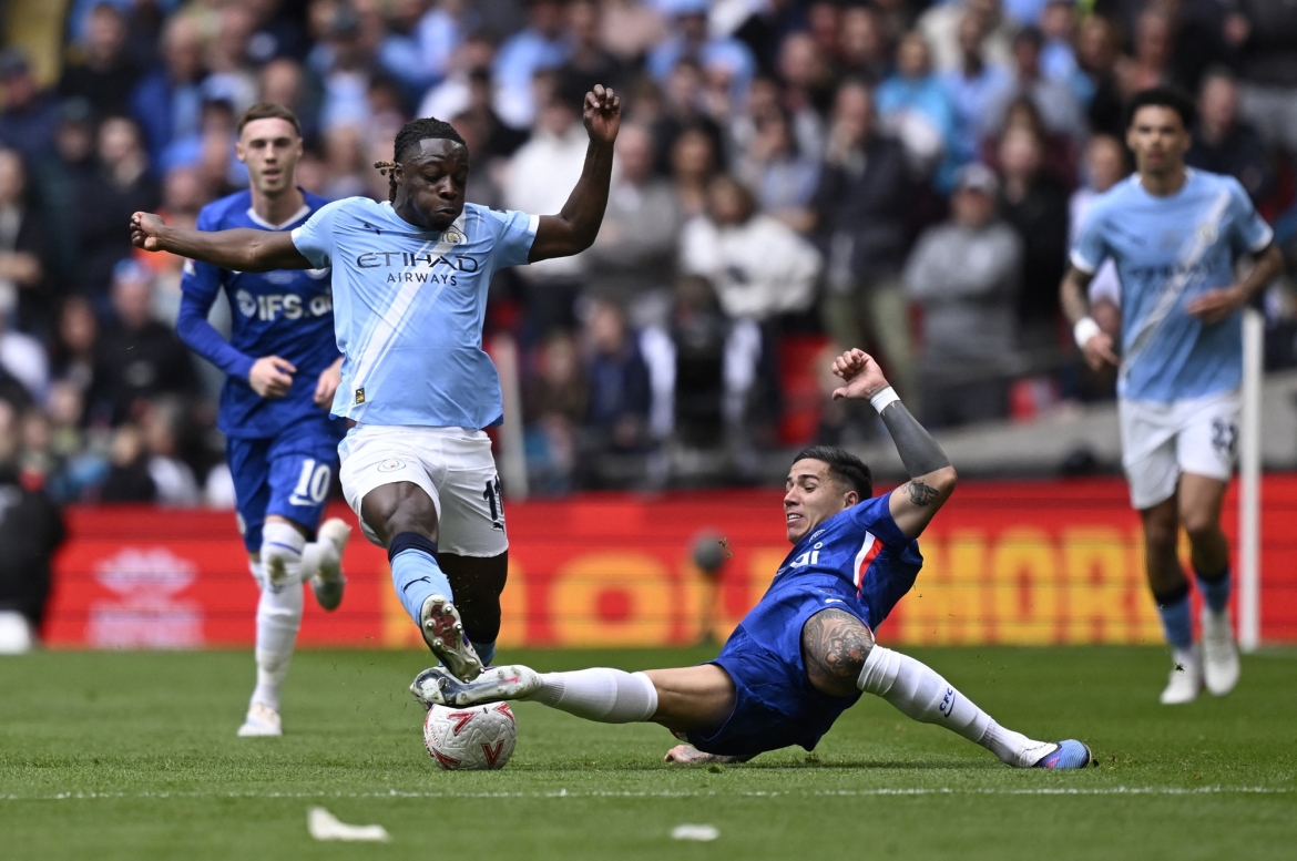 Man City chơi nhỉnh hơn trong hiệp 1 nhưng chưa thể xuyên thủng hàng phòng ngự Chelsea. (Ảnh: Reuters)