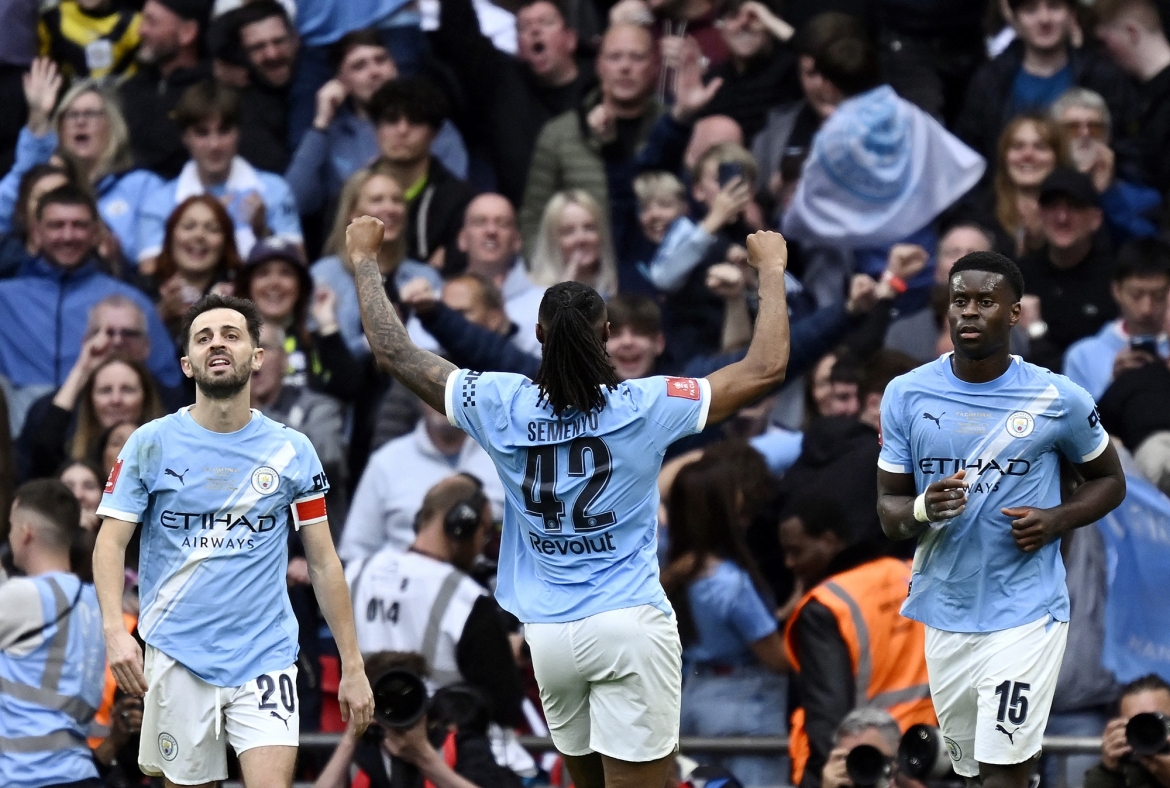 Niềm vui của các cầu thủ và CĐV Man City. (Ảnh: Reuters)
