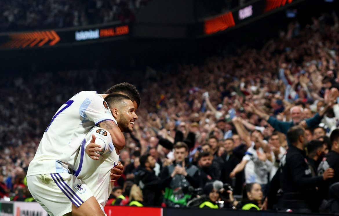 CĐV Aston Villa ăn mừng cùng các cầu thủ con cưng. (Ảnh: Reuters)