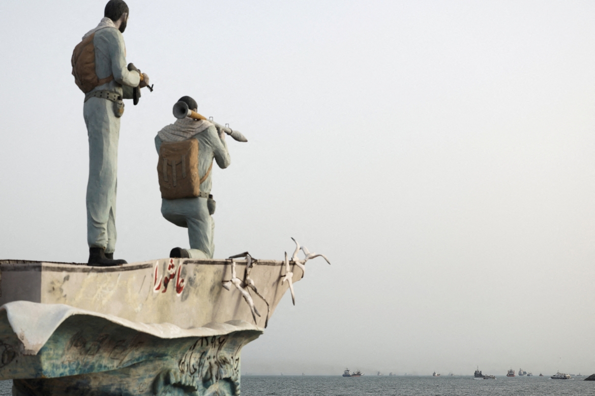 Eo biển Hormuz nhìn từ bờ biển thành phố Bandar Abbas, Iran (Ảnh: Reuters)