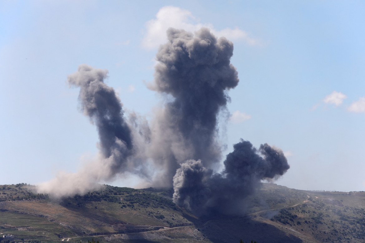 Khói bốc lên sau cuộc không kích Israel vào miền Nam Lebanon. Ảnh: Reuters