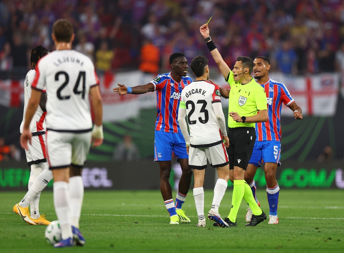Trọng tài rút thẻ vàng với Ciss khi các cầu thủ Crystal Palace gây áp lực. (Ảnh: Reuters)
