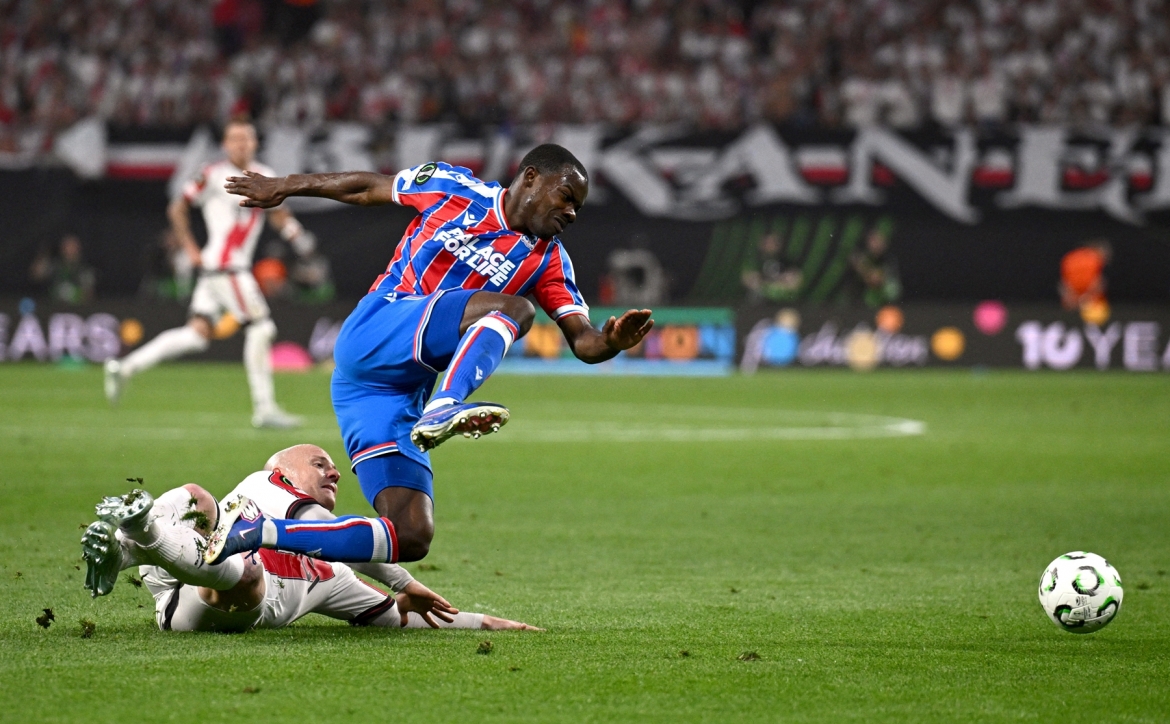 Palazon đốn ngã Mitchell để ngăn Crystal Palace phản công. (Ảnh: Reuters)