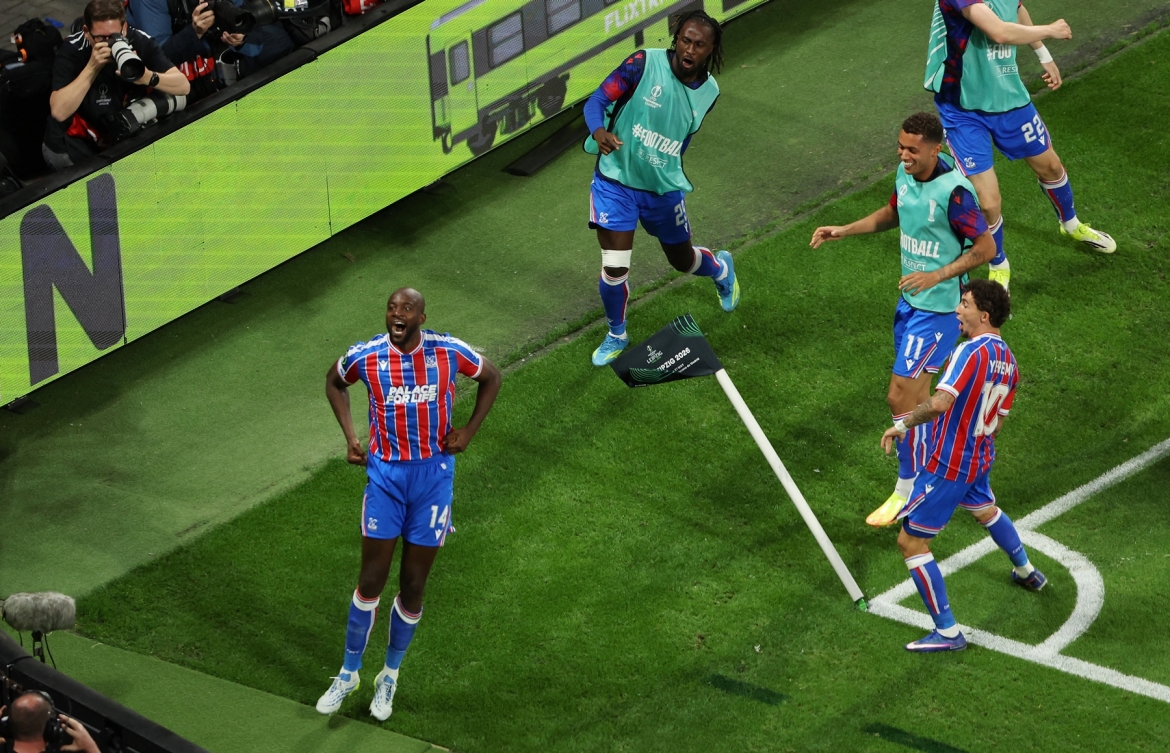 Mateta ghi bàn duy nhất giúp Crystal Palace thắng Rayo Vallecano 1-0. (Ảnh: Reuters)