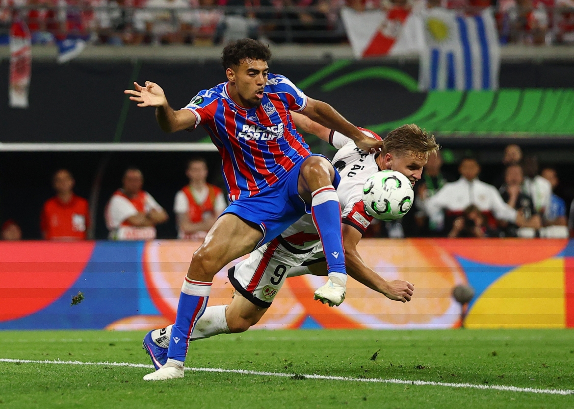 Những nỗ lực tấn công của Rayo Vallecano chưa thể làm khó hàng thủ Crystal Palace. (Ảnh: Reuters)