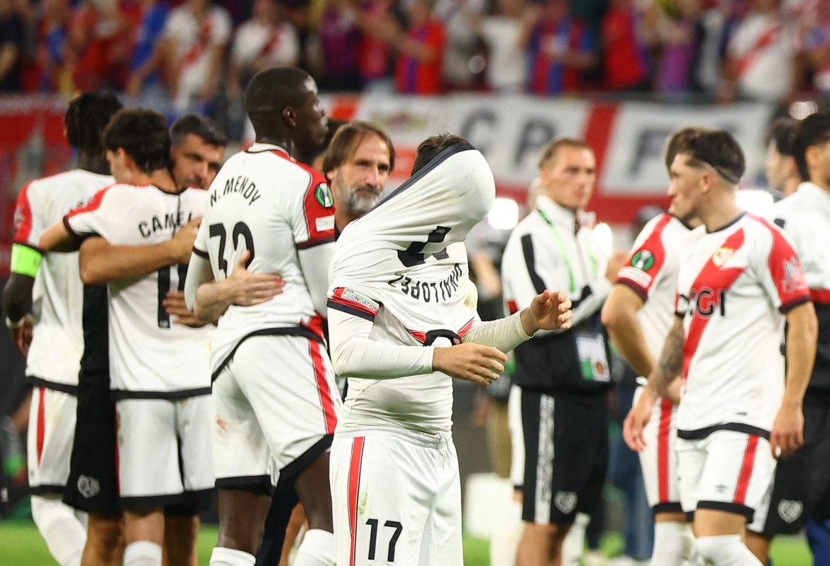Nỗi buồn của các cầu thủ Rayo Vallecano. (Ảnh: Reuters)