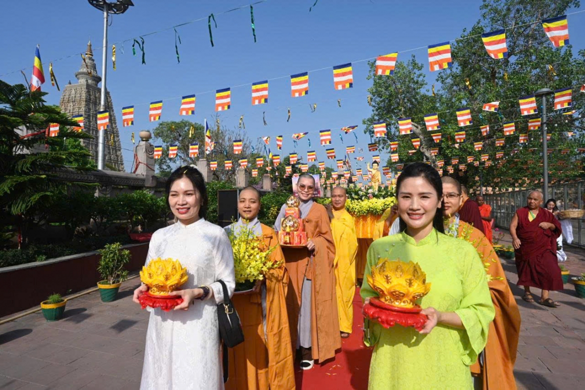 Phật tử Việt Nam tham gia diễu hành cùng với hơn 40 quốc gia