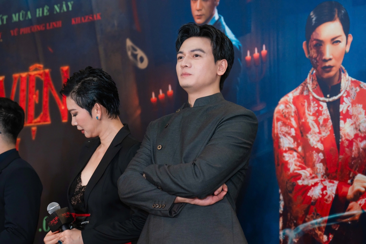 Lê Xuân Tiền gây tò mò khi kết đôi với đàn chị hơn tuổi Ngọc Trinh. Câu chuyện mở đầu khi họ là một cặp tình nhân bên nhau đã lâu.