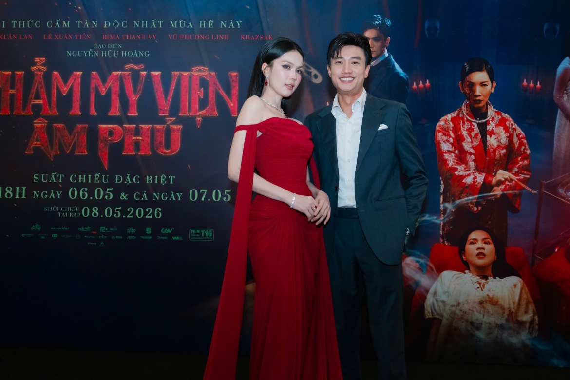 Một trong những khoảnh khắc gây chú ý tại sự kiện là sự xuất hiện của Quốc Trường. Nam diễn viên đến chúc mừng vai chính mới của Ngọc Trinh trong phim.