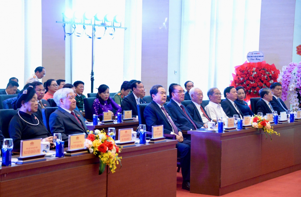 Cùng dự buổi lễ có nguyên Tổng Bí thư Nông Đức Mạnh; nguyên Chủ tịch Quốc hội Nguyễn Văn An, nguyên Chủ tịch Quốc hội Nguyễn Sinh Hùng; Ủy viên Bộ Chính trị, Phó Chủ tịch Thường trực Quốc hội Đỗ Văn Chiến và các Phó Chủ tịch Quốc hội.