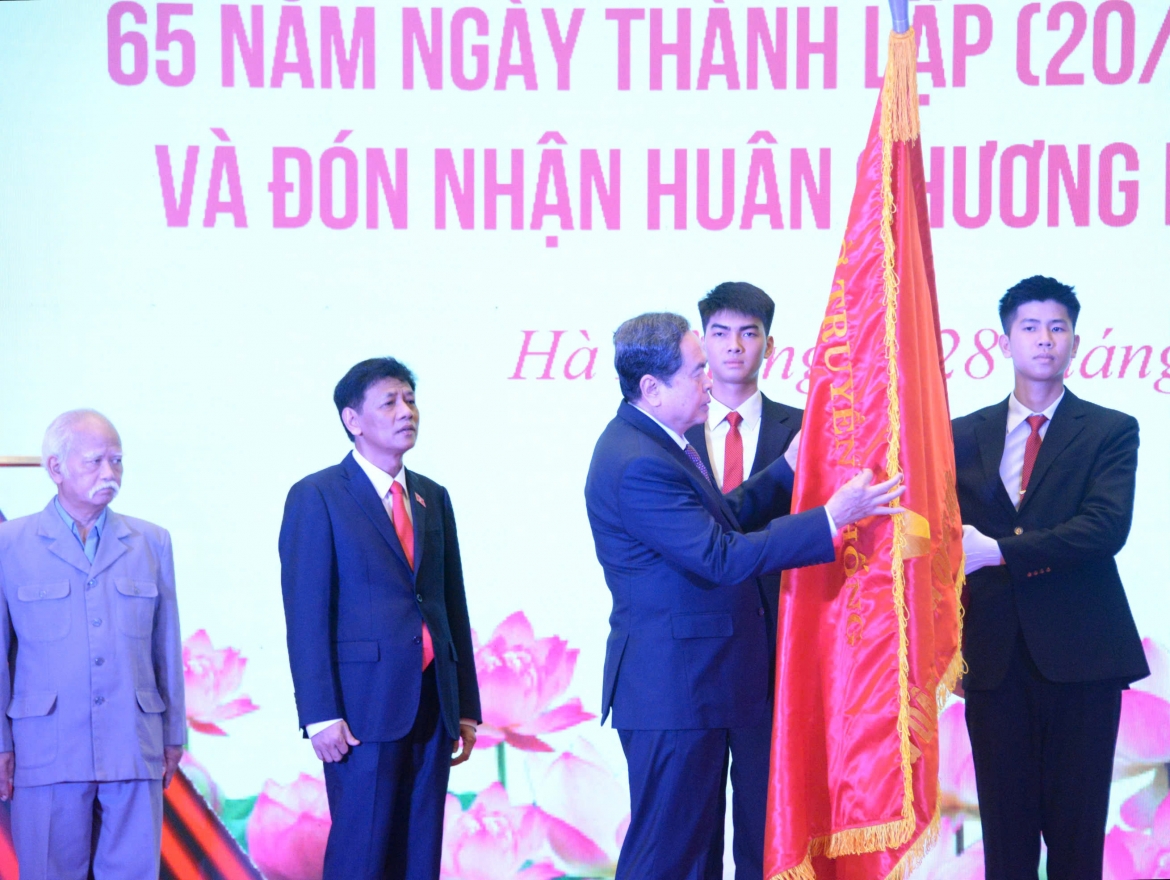 Hội đồng Dân tộc của Quốc hội đón nhận Huân chương Lao động hạng Nhất