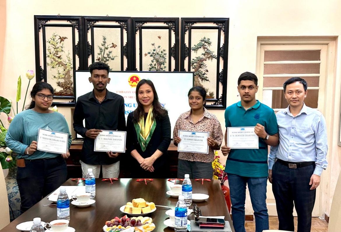 Đại sứ Việt Nam tại Sri Lanka Trịnh Thị Tâm trao 10 suất học bổng cho học sinh Sri Lanka sang Việt Nam du học