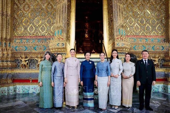 Phu nhân Ngô Phương Ly và Phu nhân Thananon Charnvirakul cùng các đại biểu tại chùa Phật Ngọc.