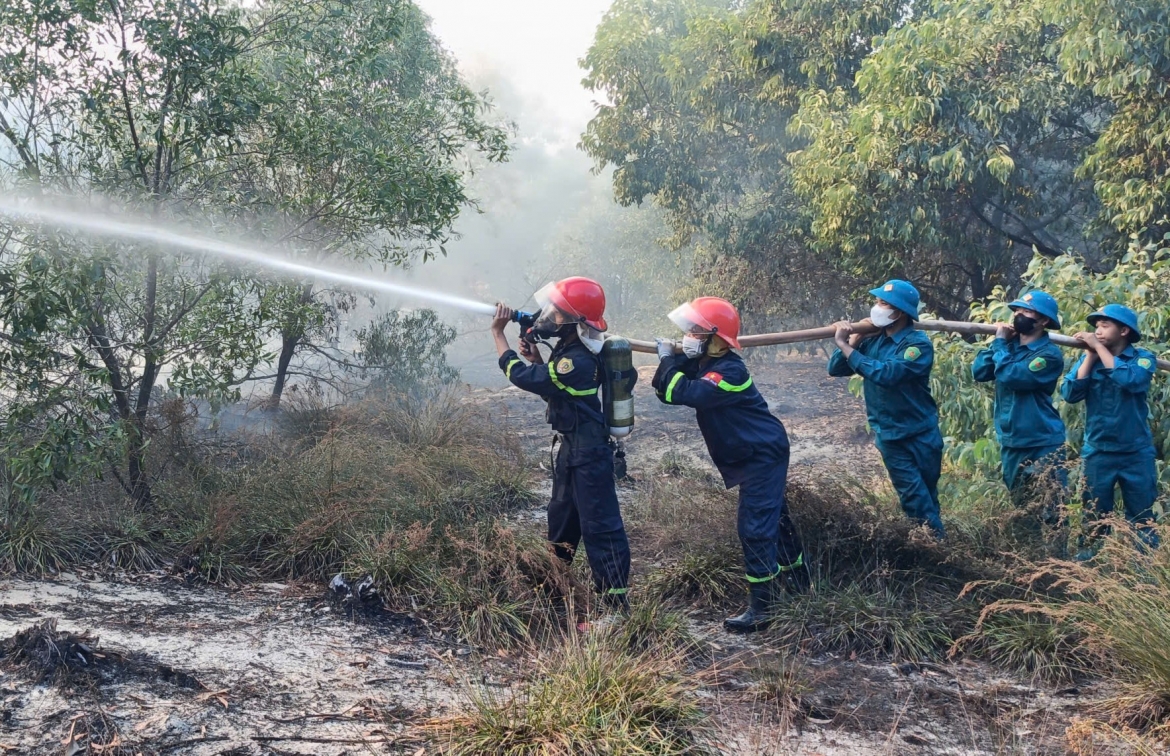 Hơn 300 người cùng các phương tiện được huy động dập lửa