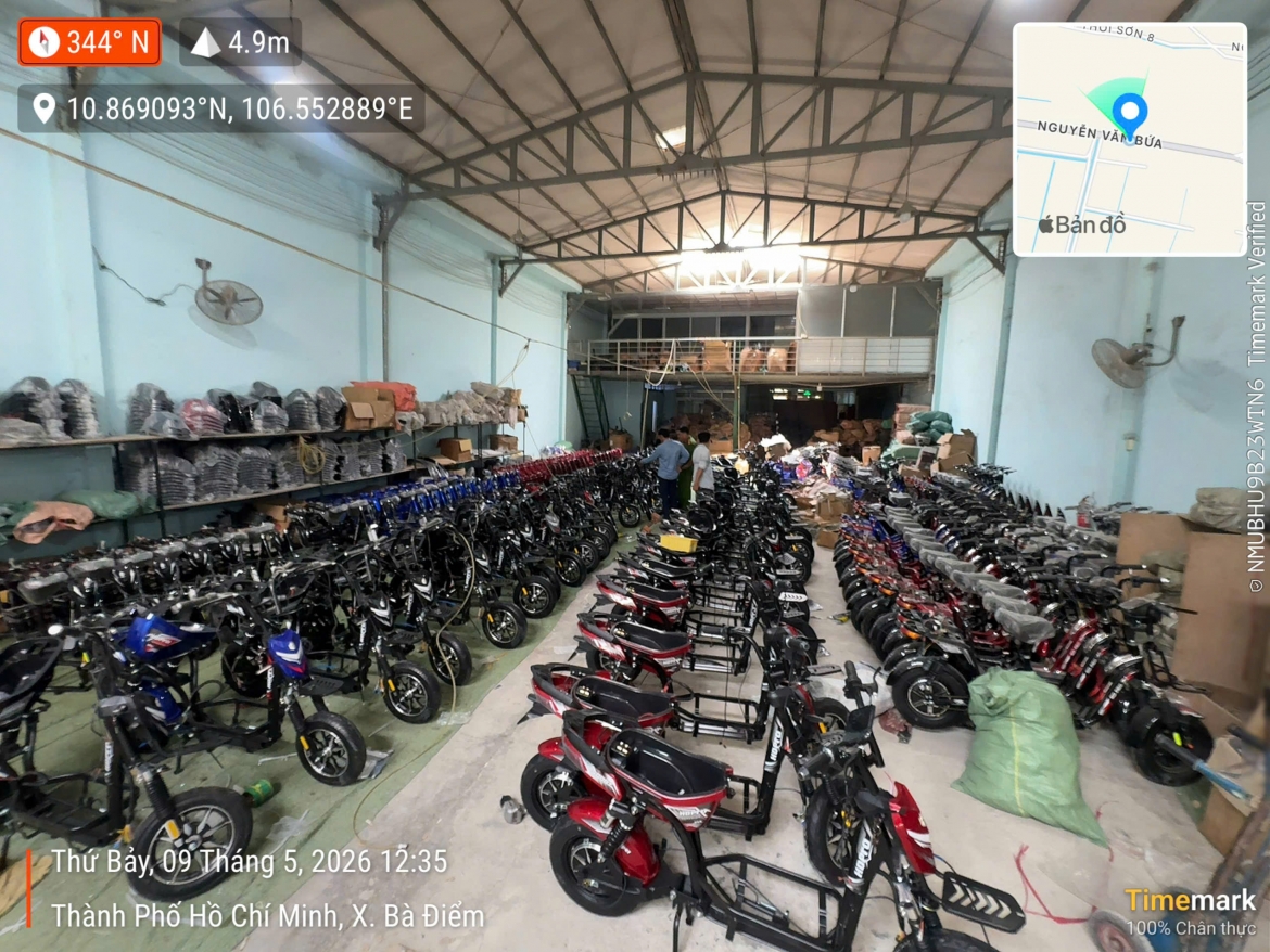 Một cơ sở kinh doanh ở xã Xuân Thới Sơn (huyện Hóc Môn cũ), lực lượng chức năng phát hiện, thu giữ số lượng lớn hàng hóa không rõ nguồn gốc để lắp ráp xe điện, cùng nhiều loại pin được tái chế, độ lại để sử dụng. (Ảnh: CACC)