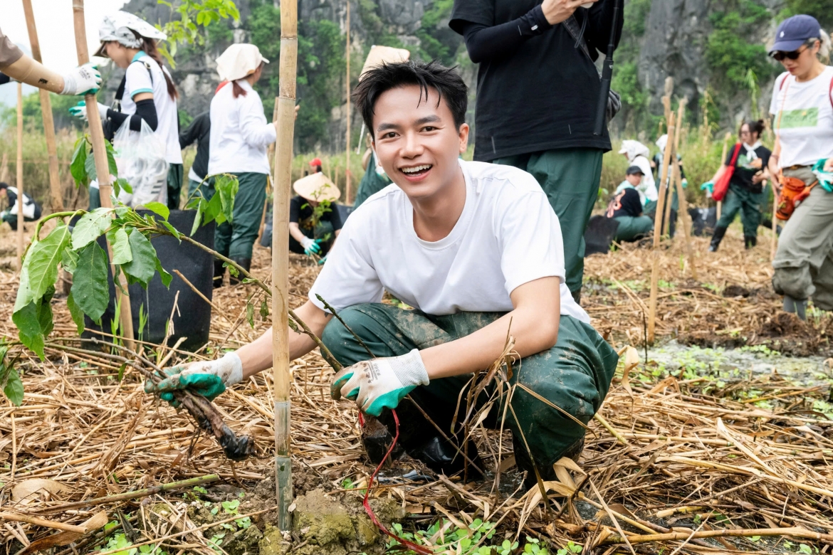 Bùi Công Nam lội bùn trồng cây giữa khu đất ngập nước Vân Long.