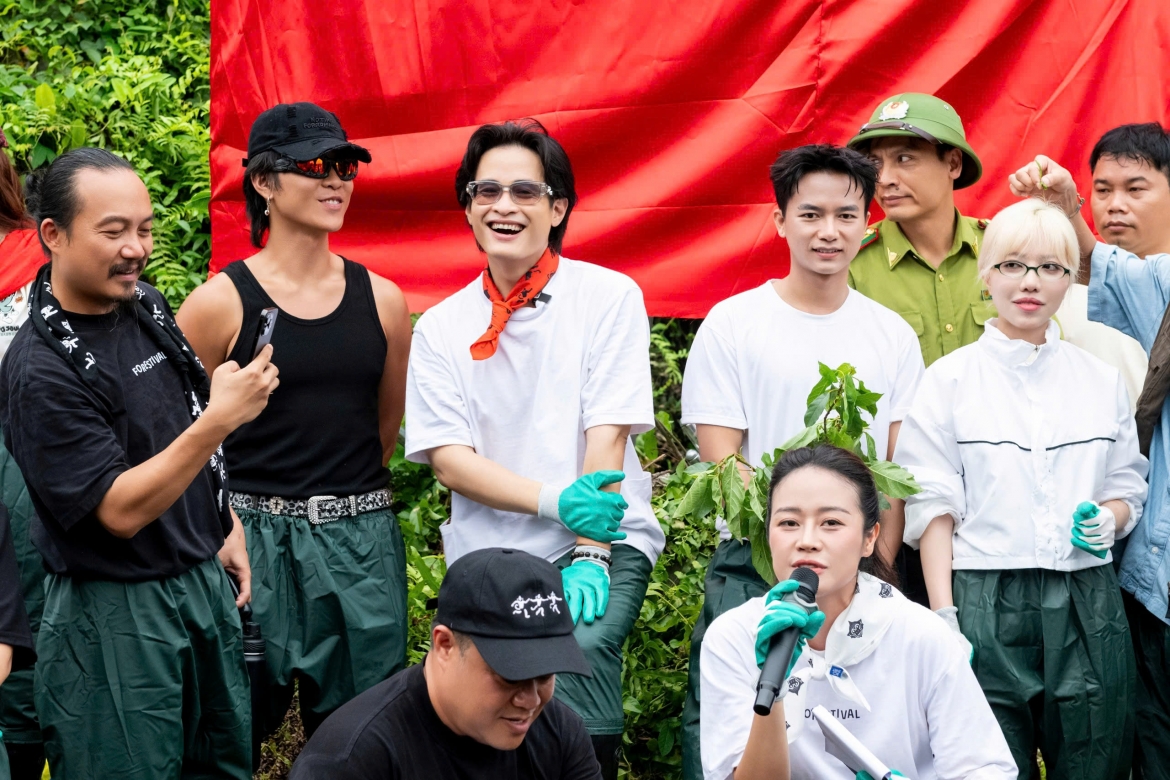 Hà Anh Tuấn cùng khán giả tham gia trồng cây tại đầm Vân Long, Ninh Bình.
