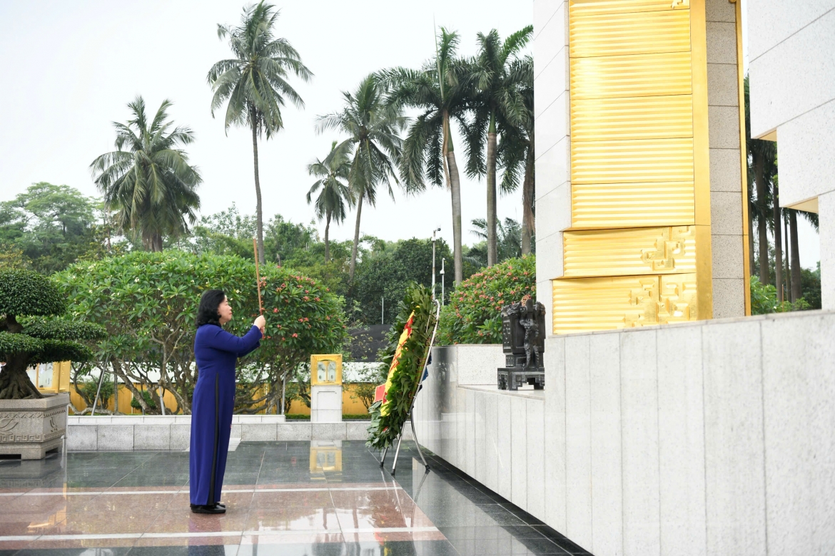 Chủ tịch Ủy ban Trung ương Mặt trận Tổ quốc Việt Nam Bùi Thị Minh Hoài dâng hương tưởng niệm các Anh hùng liệt sĩ.