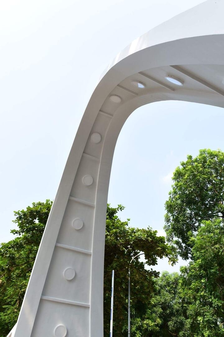 Người kỹ sư Nga thời đó muốn xây cánh cổng mang hàm ý đúng như ý nghĩa của ngọn sóng soliton- ngọn sóng cô độc vượt lên tất cả.