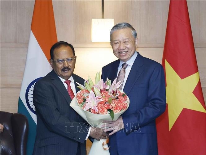 Cố vấn An ninh Quốc gia Ấn Độ Ajit Doval tặng hoa Tổng Bí thư, Chủ tịch nước Tô Lâm. (Ảnh: TTXVN)