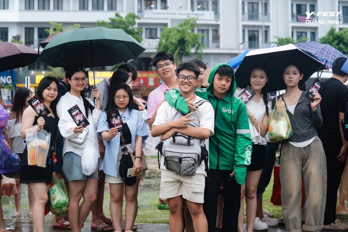 Không ít khán giả cho biết trải nghiệm săn vé cũng trở thành một phần đáng nhớ của chương trình. Từ những cuộc trò chuyện trong lúc chờ xếp hàng, khoảnh khắc cùng nhau đổi được vé Fanzone đến việc lên kế hoạch gặp gỡ tại quảng trường, ngay cả cơn mưa lớn ngoài dự kiến của ban tổ chức cũng tạo nên một dấu ấn khó quên cho các Fan Quảng Ninh. Có những khoảnh khắc tưởng chừng phải bỏ cuộc, mưa không ngừng trút, nước ngập lênh láng… hình ảnh Fan chia sẻ chỗ trú mưa, động viên nhau “rồi trời sẽ tạnh”, tất cả đã tạo nên sự kết nối tự nhiên giữa những người trẻ cùng chung sự hào hứng với Viettel Y-Fest.