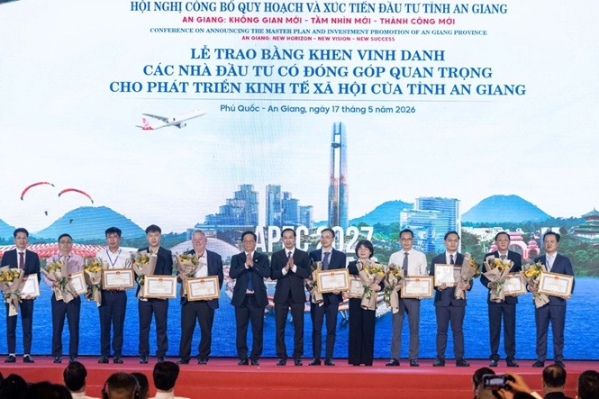 Công ty Cổ phần Xi măng Hà Tiên Kiên Giang (thành viên của Tập đoàn Tân Á Đại Thành) được trao tặng Bằng khen của Chủ tịch UBND tỉnh An Giang
