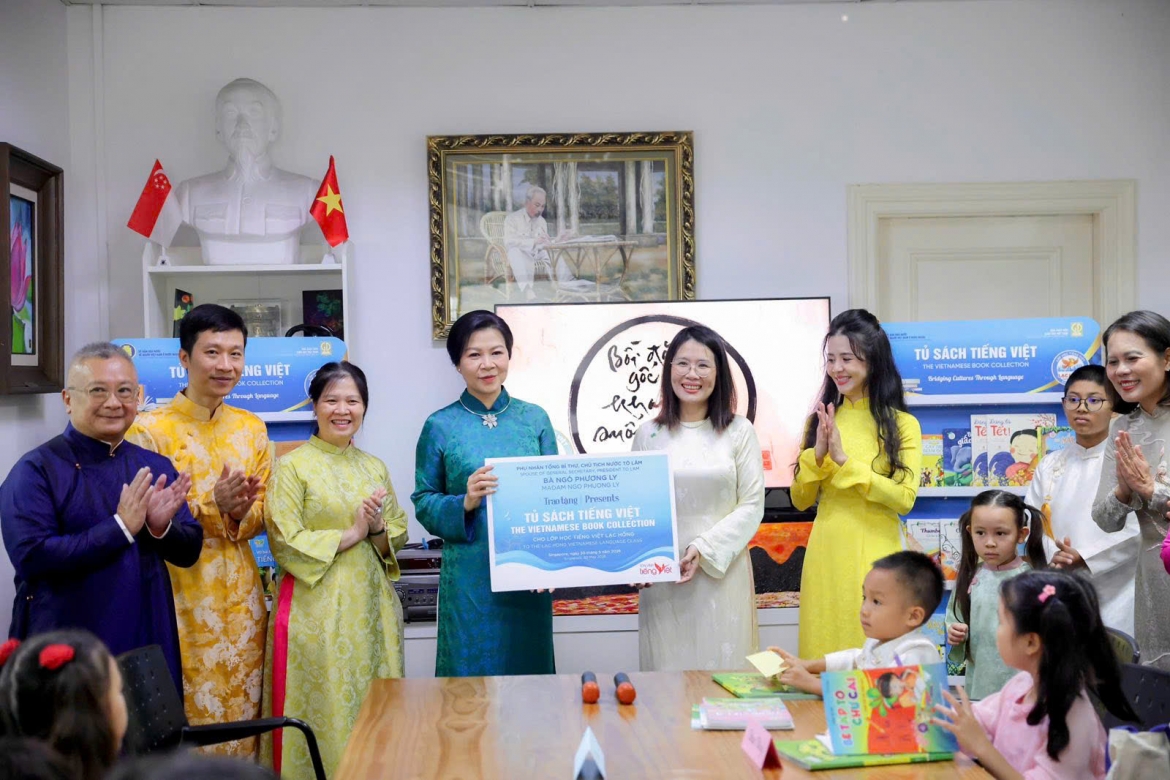 Nhân dịp này, Phu nhân Ngô Phương Ly đã trao tặng cô trò lớp Lạc Hồng tủ sách tiếng Việt với 100 đầu sách bằng tiếng Việt và song ngữ về văn hóa, lịch sử và sách học tiếng Việt