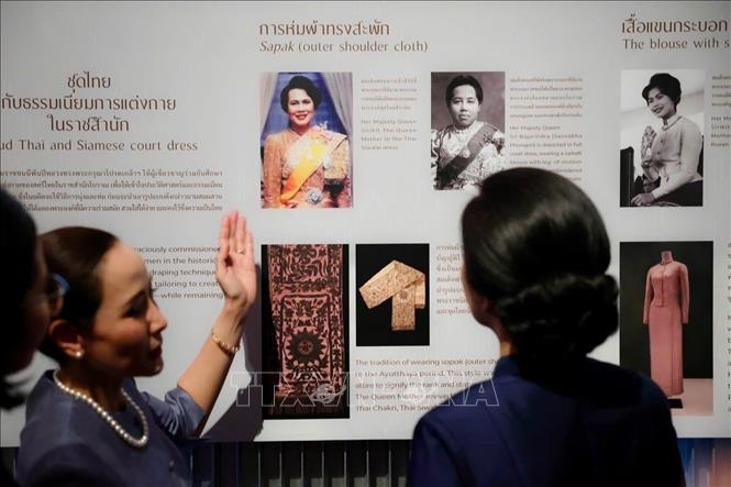 Phu nhân Ngô Phương Ly nghe giới thiệu về Bảo tàng Dệt may Hoàng Thái hậu Sirikit.