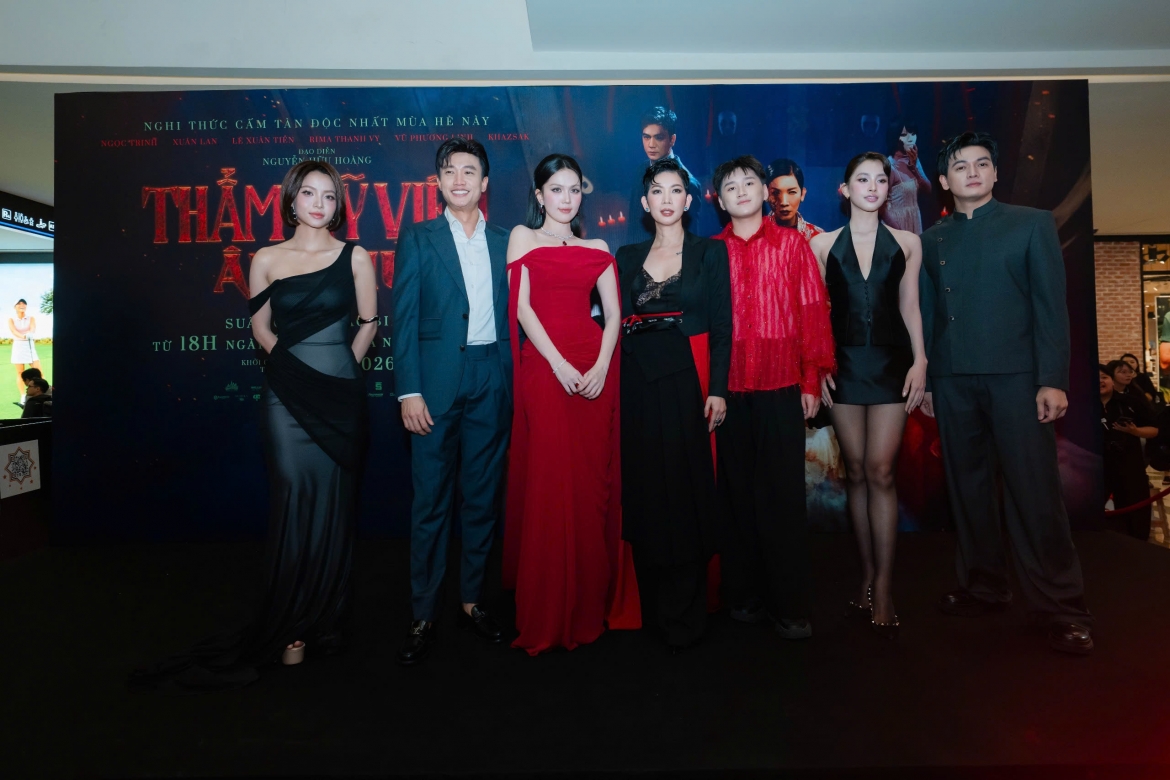 Thảm đỏ ra mắt phim “Thẩm mỹ viện âm phủ” diễn ra sôi động với sự góp mặt của đông đảo nghệ sĩ Việt. Sự kiện thu hút sự chú ý của khán giả khi quy tụ dàn diễn viên chính gồm Ngọc Trinh, Xuân Lan, Lê Xuân Tiền, Khazsak, Võ Phương Linh cùng đạo diễn Nguyễn Hữu Hoàng và nhiều gương mặt nổi bật của showbiz Việt.