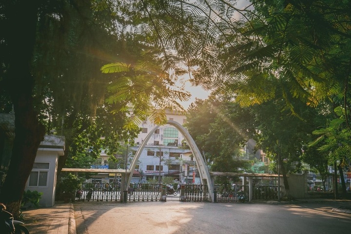 Mỗi sinh viên khi được bước qua cánh cổng này đều cảm thấy tự hào vì được học tập dưới một mái trường danh tiếng hàng đầu cả nước. (Ảnh: Hội sinh viên Đại học Bách Khoa Hà Nội)