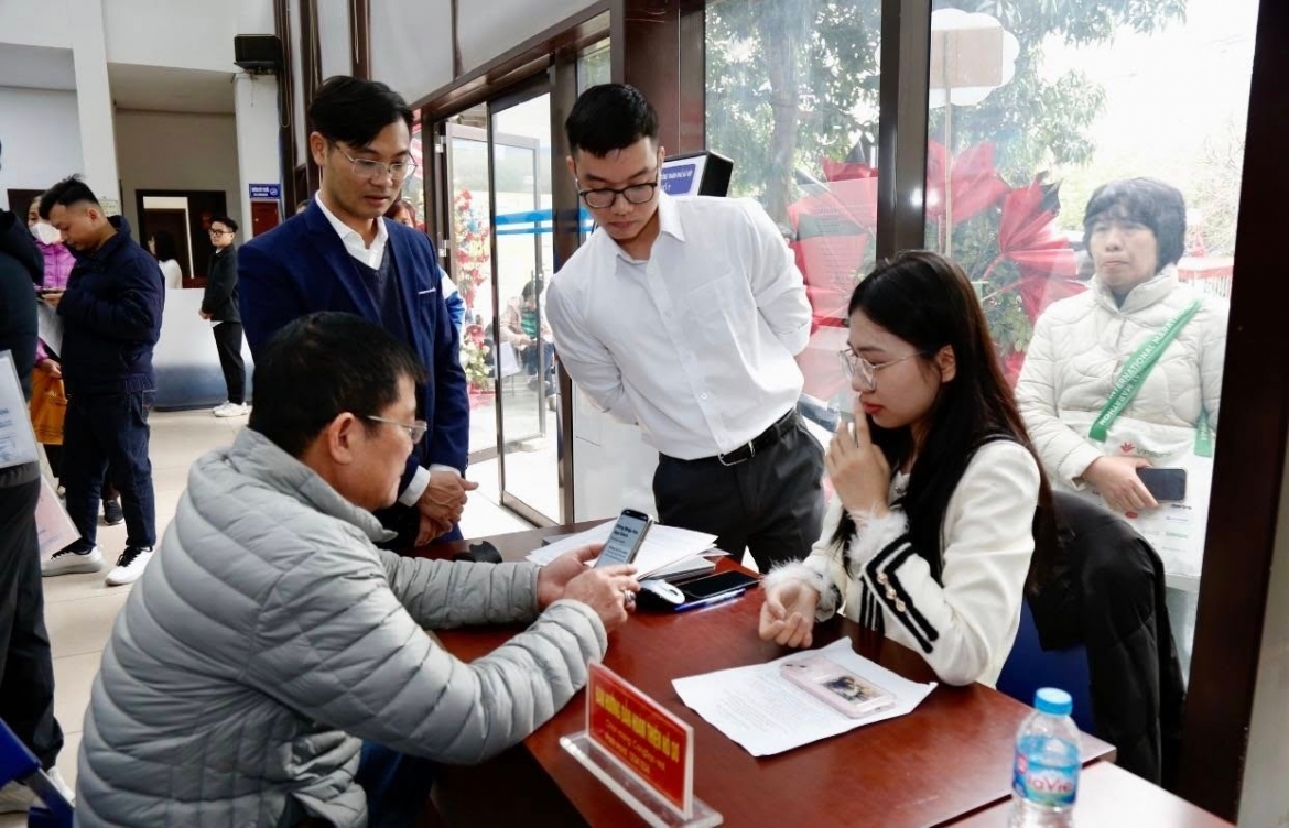 Cán bộ sẵn sàng hỗ trợ người dân giao dịch trực tuyến.
Ảnh: Trang thông tin điện tử Trung tâm Phục vụ hành chính công thành phố Hà Nội