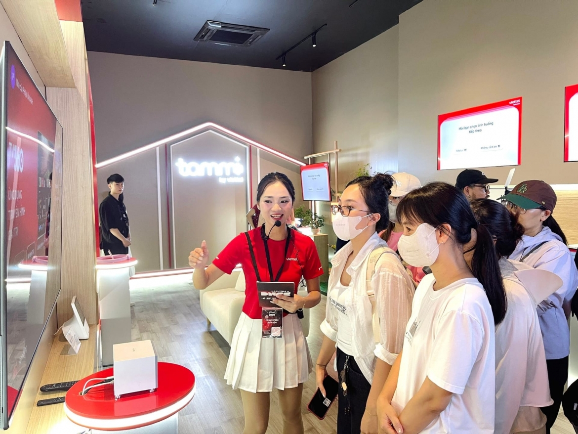 Bên cạnh đêm nhạc bùng nổ, chuỗi hoạt động trải nghiệm công nghệ trong khuôn khổ sự kiện cũng ghi nhận lượng lớn người tham gia xuyên. Dù thời tiết không ủng hộ vào ngày cuối, các khu vực Bảo tàng số, Tammi Home, 5G, hay TV360 vẫn thu hút dòng người trải nghiệm và tương tác.
