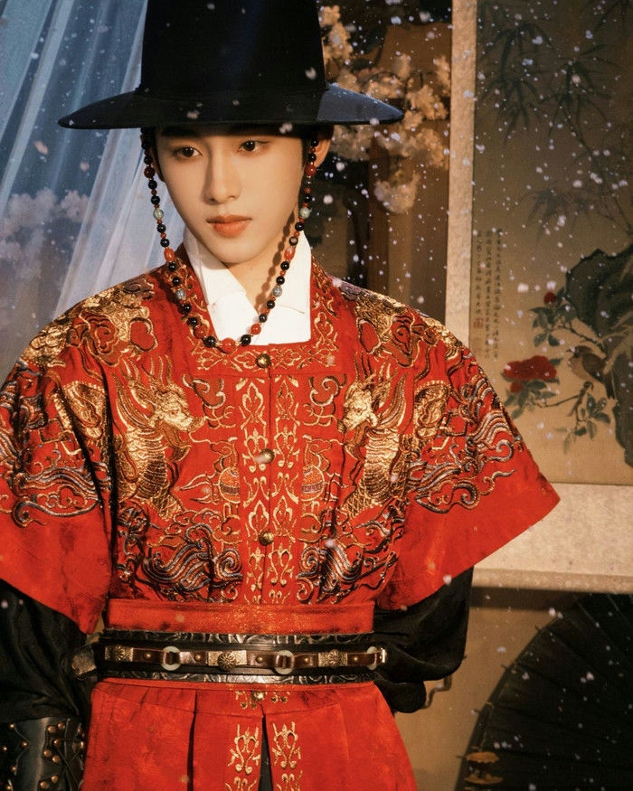 Đổng Tư Thành thu hút sự chú ý nhờ vai Diệp Hạn trong phim "Lương Trần Mỹ Cẩm". Câu chuyện tình đơn phương đầy bi kịch của nhân vật liên tục được bàn luận trên mạng, thậm chí nhiều khán giả còn đùa rằng anh là “đứa con bị biên kịch ghẻ lạnh nhất” vì số phận quá đau lòng.
