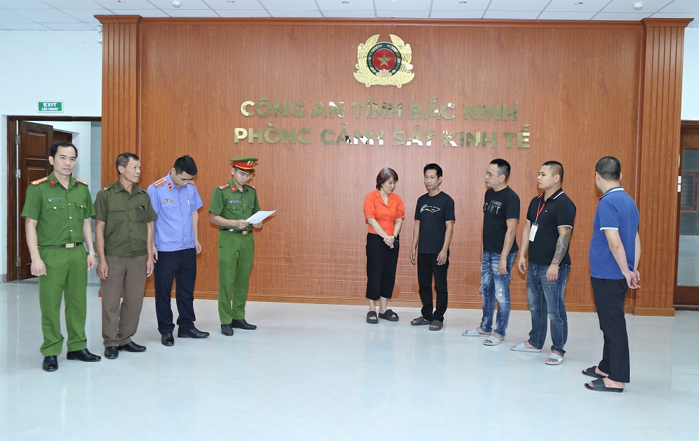 Cơ quan chức năng đọc quyết định khởi tố các bị can phạm tội "sử dụng tài liệu giả của cơ quan, tổ chức"
