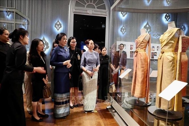 Phu nhân Ngô Phương Ly và Phu nhân Thủ tướng Thái Lan Thananon Charnvirakul thăm Bảo tàng Dệt may Hoàng Thái hậu Sirikit trong khuôn viên Cung điện Hoàng gia Thái Lan.