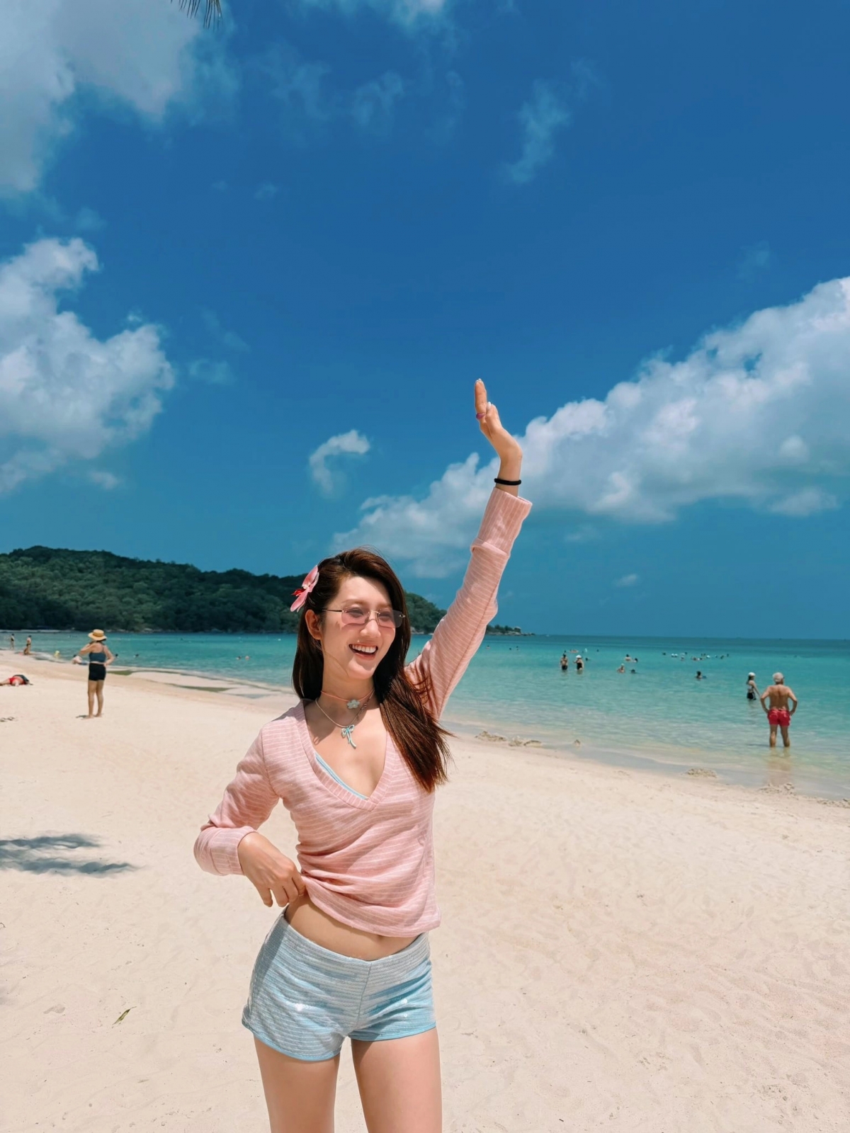 Diễn viên Thúy Ngân được khen tươi trẻ, tràn đầy năng lượng khi đi du lịch ở biển.