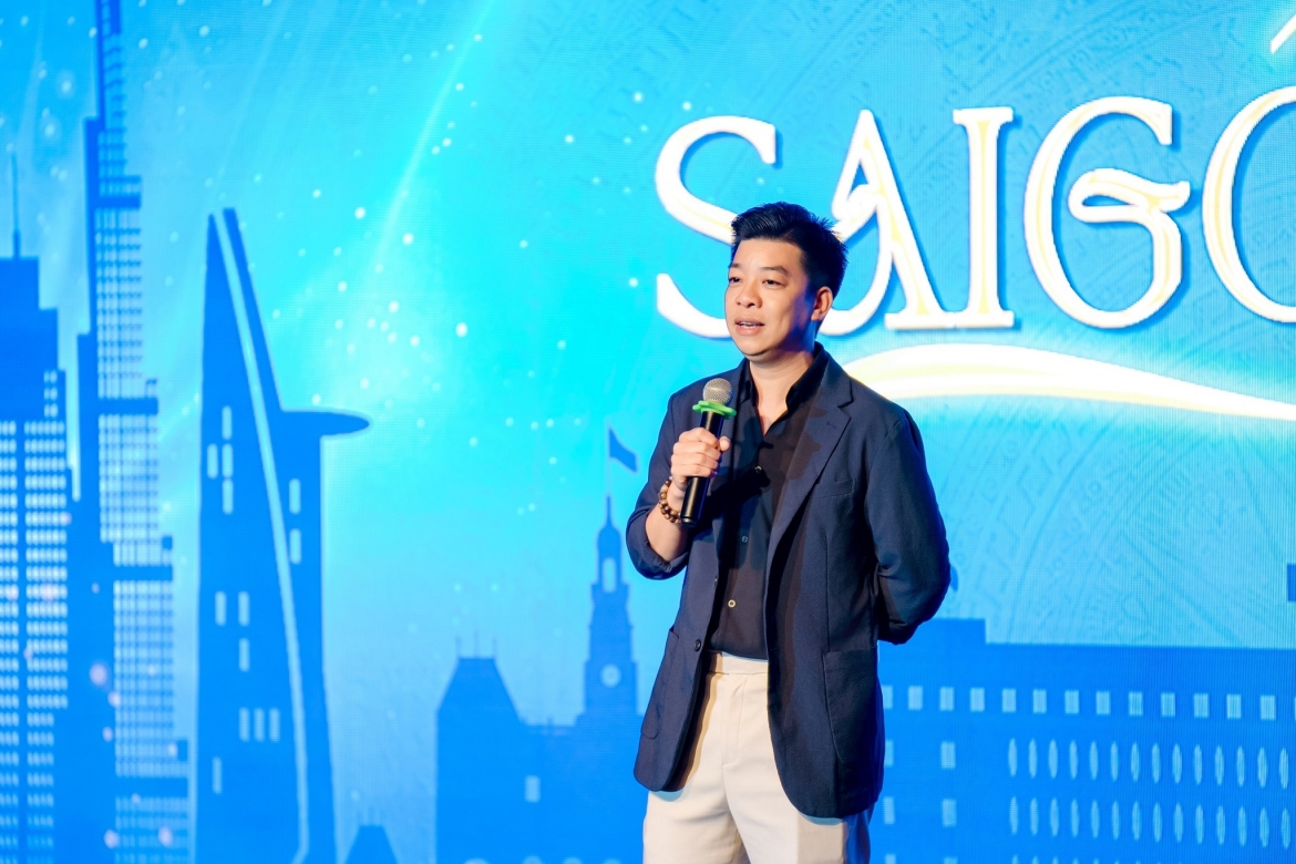 Nhà báo Hoàng Tuấn