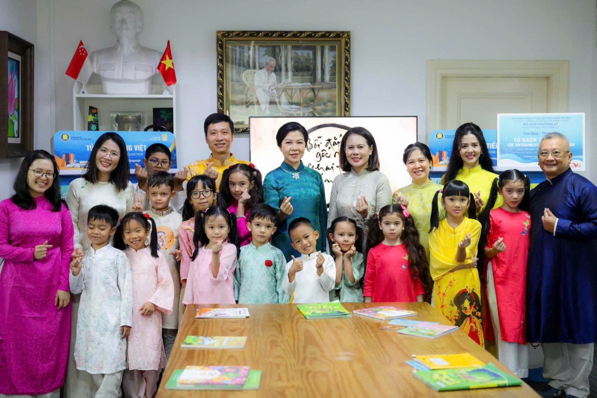 Phu nhân Tổng Bí thư, Chủ tịch nước Tô Lâm tặng tủ sách tiếng Việt cho lớp học Lạc Hồng