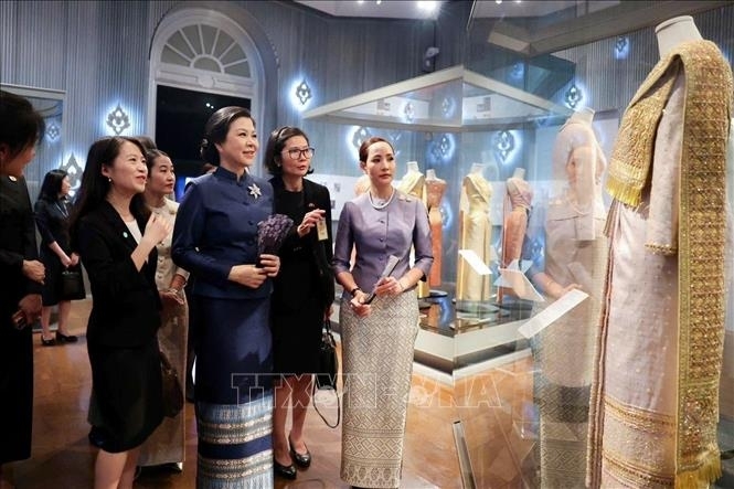 Phu nhân Ngô Phương Ly và Phu nhân Thủ tướng Thái Lan Thananon Charnvirakul thăm Bảo tàng Dệt may Hoàng Thái hậu Sirikit trong khuôn viên Cung điện Hoàng gia Thái Lan.
