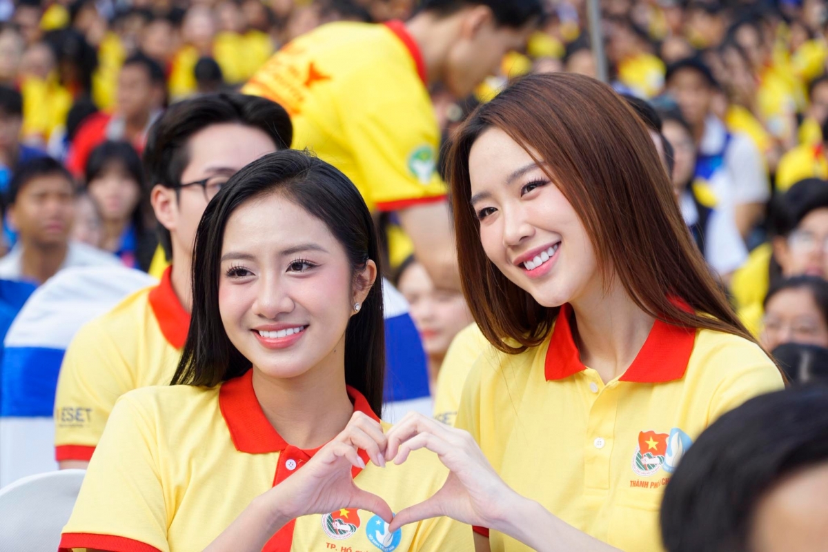 Sau một năm gia nhập showbiz, mỹ nhân 2K4 vẫn duy trì hình tượng an toàn, thanh lịch. Thay vì chạy theo những trào lưu phá cách, cô tập trung xây dựng phong thái của một phụ nữ hiện đại, truyền cảm hứng nhưng vẫn giữ được sự chuẩn mực.