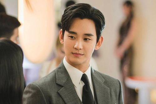 Kim Soo Hyun từng tổ chức họp báo khẩn và bác bỏ toàn bộ cáo buộc liên quan đến đời tư, đồng thời khẳng định sẽ chứng minh sự thật bằng các thủ tục pháp lý.