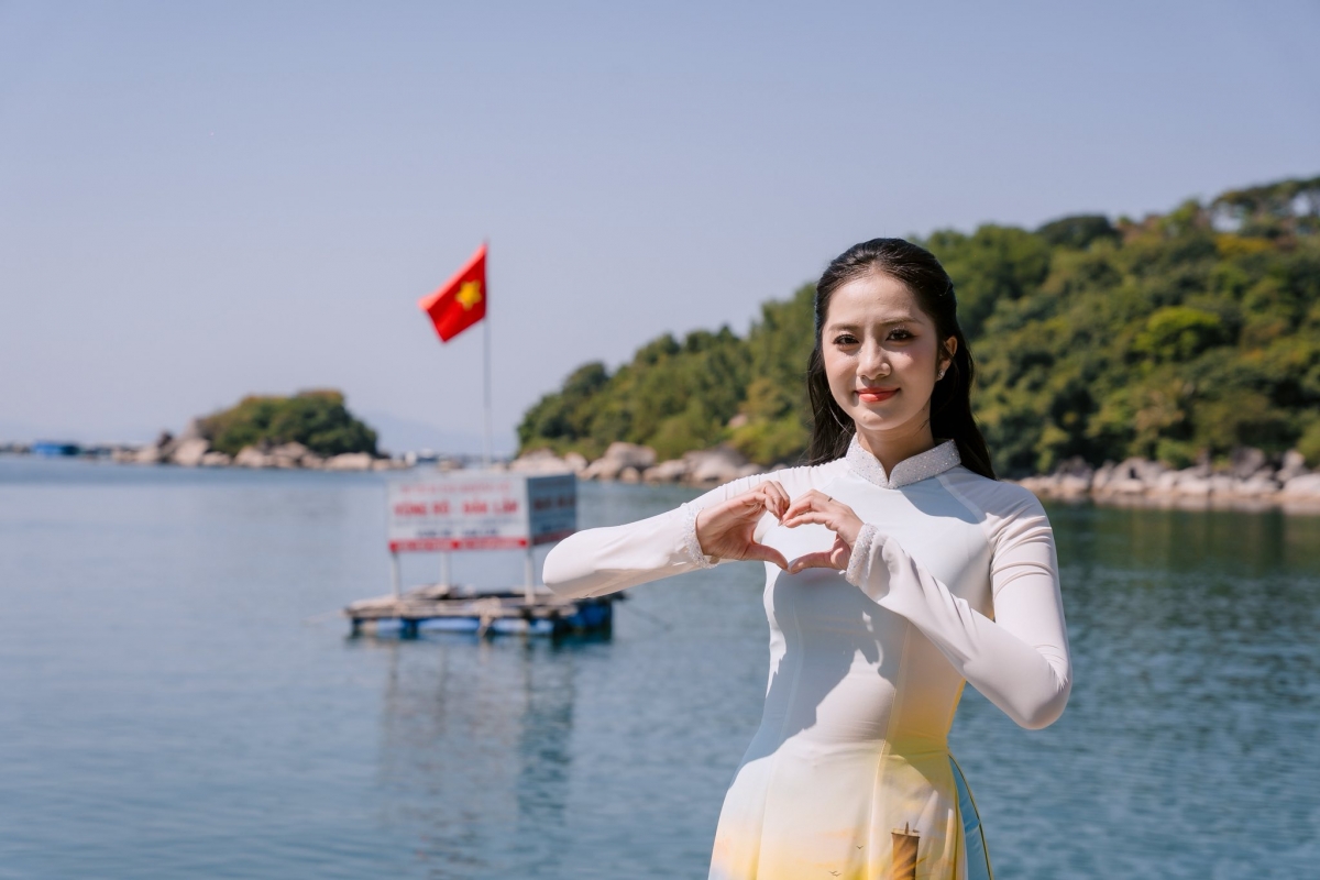Với cô, danh hiệu hoa hậu không chỉ là hào quang cá nhân mà còn gắn với hình ảnh của một cuộc thi có bề dày truyền thống. Vì vậy, mọi hành động, phát ngôn đều cần sự chuẩn mực, nhất quán và thận trọng.