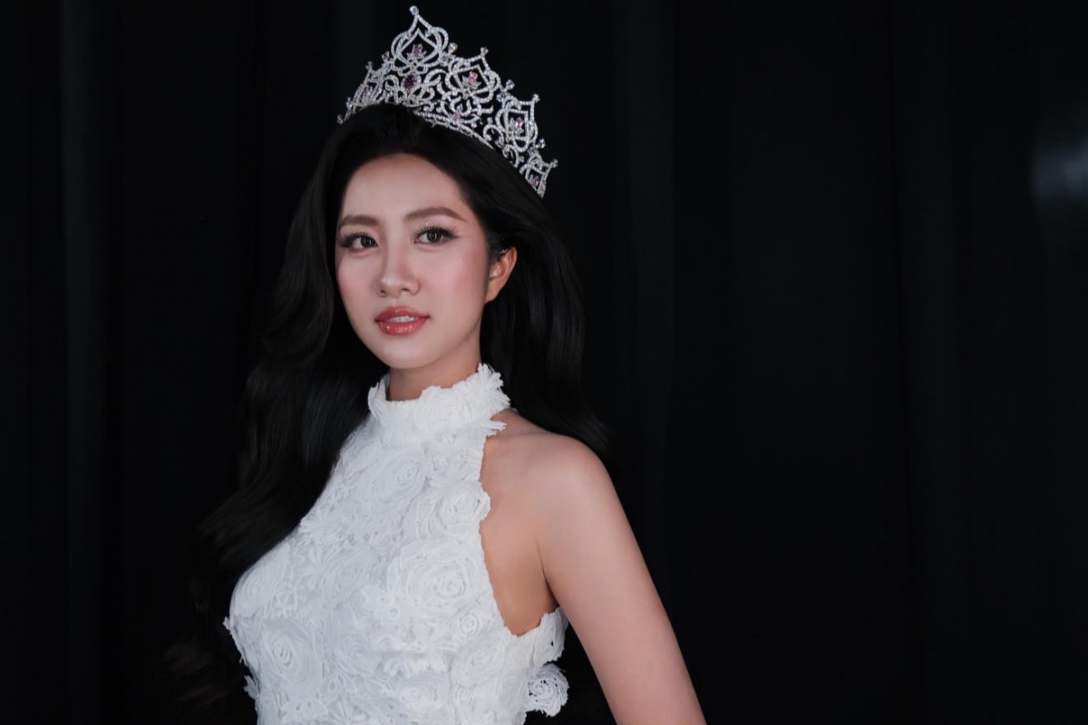 Dù nhiệm kỳ ngắn, Hà Trúc Linh vẫn giữ tinh thần tích cực. Cô sẵn sàng chào đón một hoa hậu mới, một hương sắc mới tiếp tục đại diện cho vẻ đẹp Việt Nam và lan tỏa những giá trị tốt đẹp tới cộng đồng.