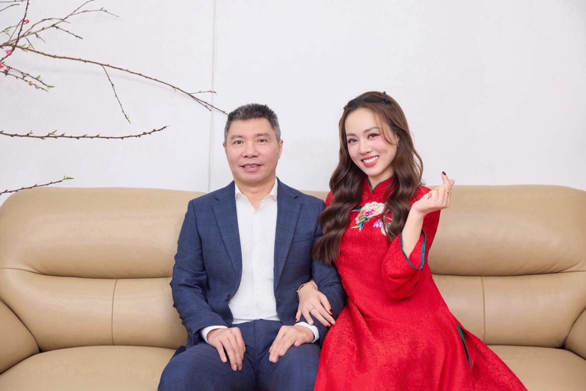 Sao Việt 23-5: Ngọc Hà – vợ NSND Công Lý - bày tỏ bức xúc vì những tin đồn 'cặp đại gia' để được hỗ trợ kinh tế trong thời gian chăm chồng ốm. Bà xã NSND Công Lý nói cô thấy bị xúc phạm khi nghe những lời nói này. Người đẹp khẳng định cô có đủ khả năng tự chăm lo cuộc sống, không phải "bấu víu" vào bất cứ ai.