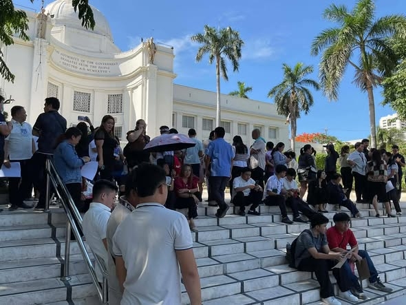 Các nhân viên tại Tòa nhà chính quyền tỉnh Cebu đã phải sơ tán khỏi tòa nhà khi động đất xảy ra. Nguồn: Philstar