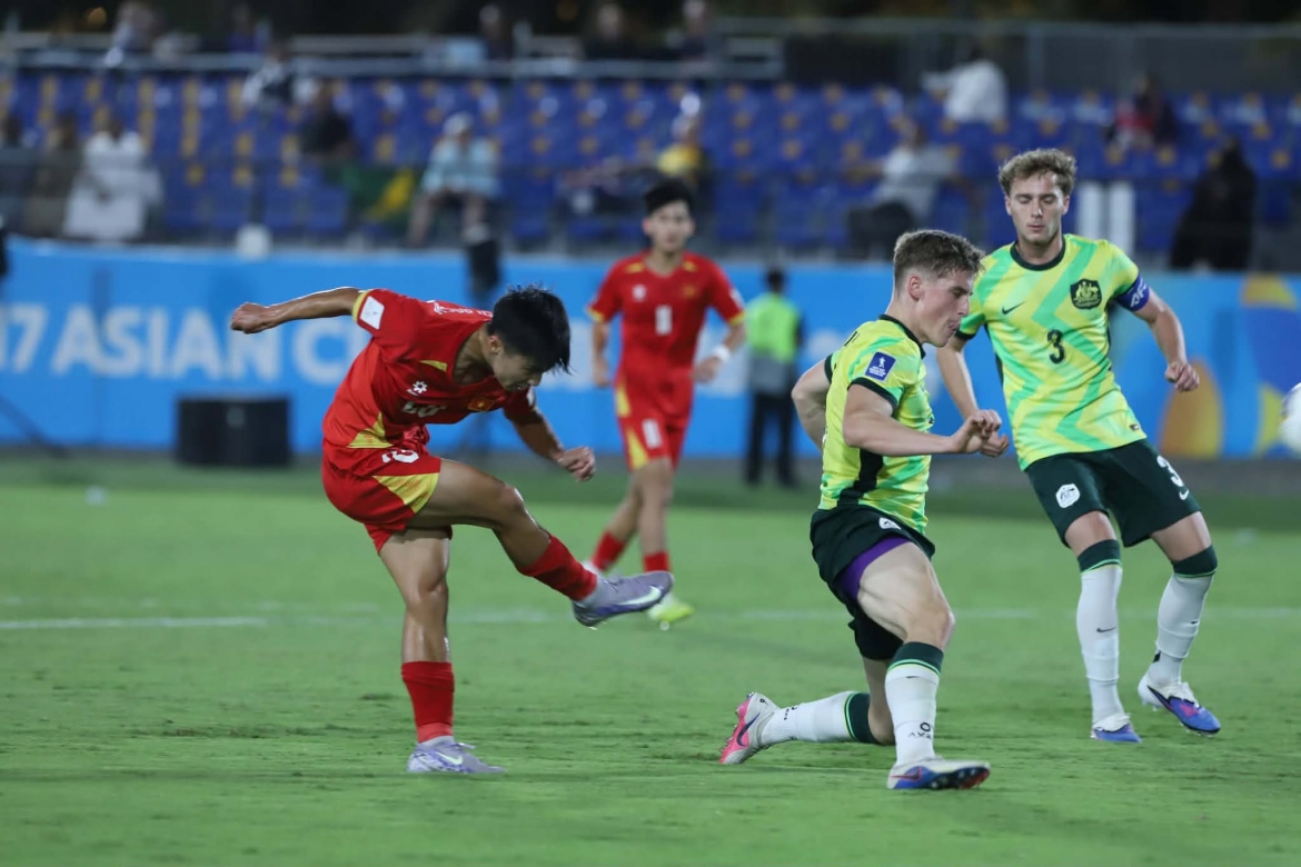 Tốc độ của Sỹ Bách là vũ khí trên hàng công U17 Việt Nam. (Ảnh: VFF)
