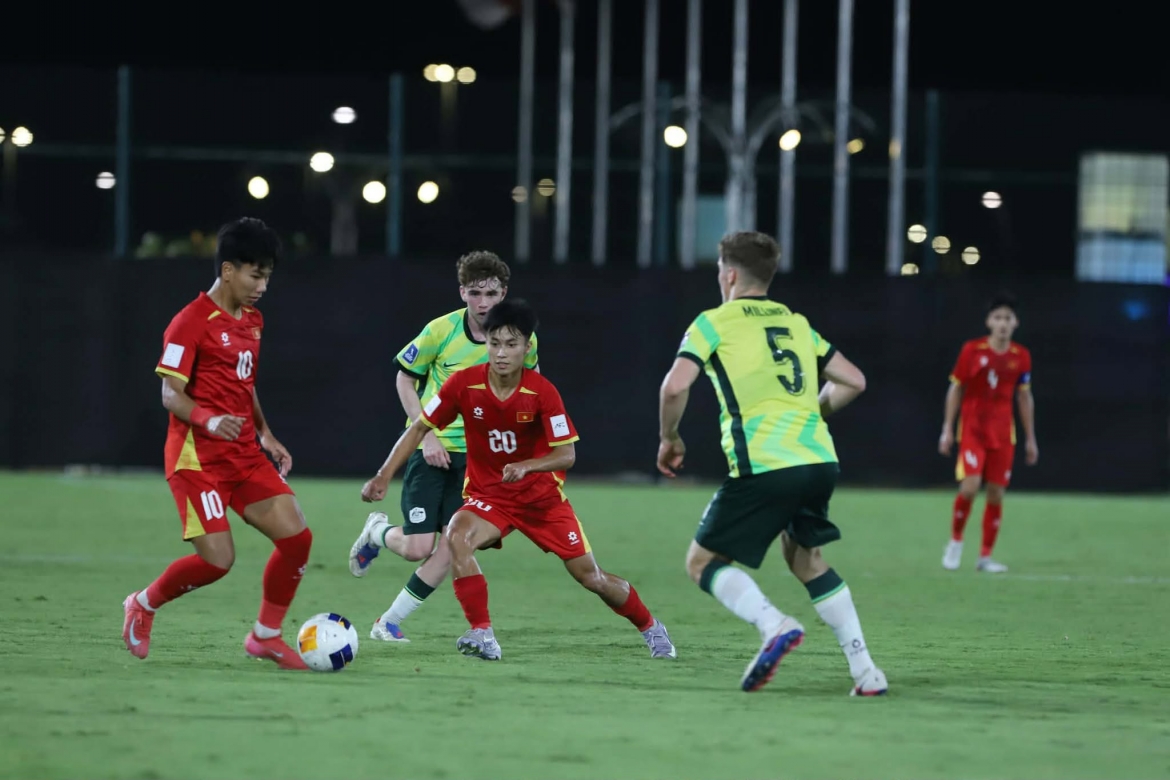 Nguyễn Lực không thể tận dụng sai lầm của hàng thủ U17 Australia. (Ảnh: AFC)