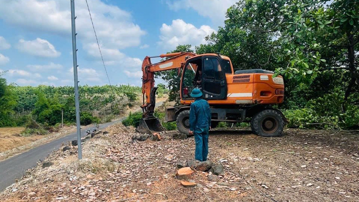 Sau khi người dân hiến đất, các phương tiện được đưa đến để san lấp mặt bằng các tuyến đường